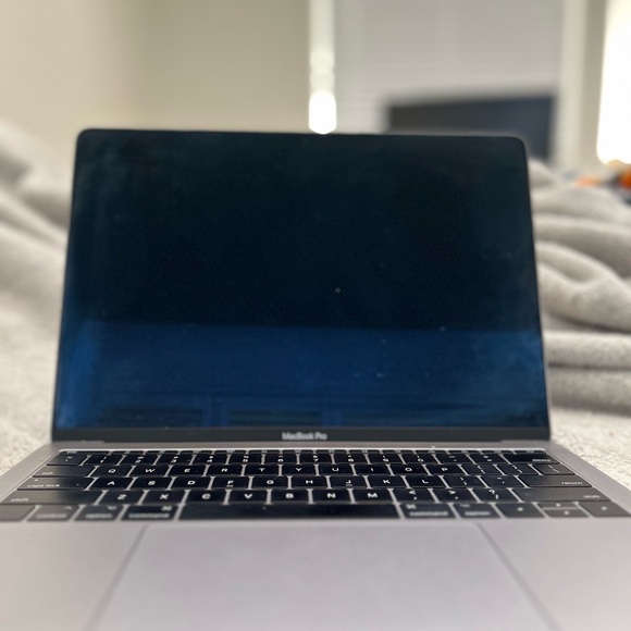 2016 SILVER MACBOOK PRO 13 INCH